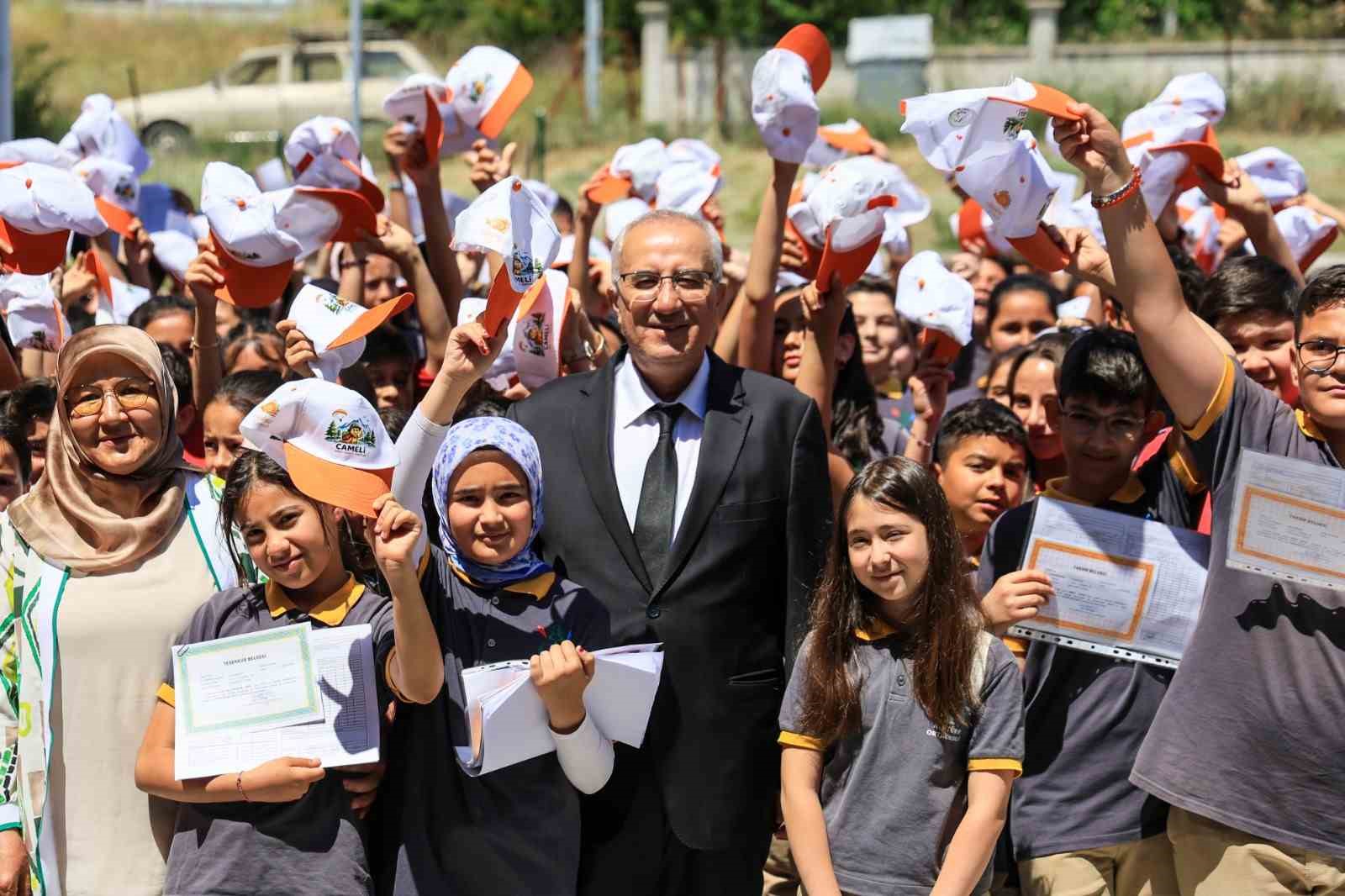 Başkan Arslan öğrencilerin karne heyecanına ortak oldu