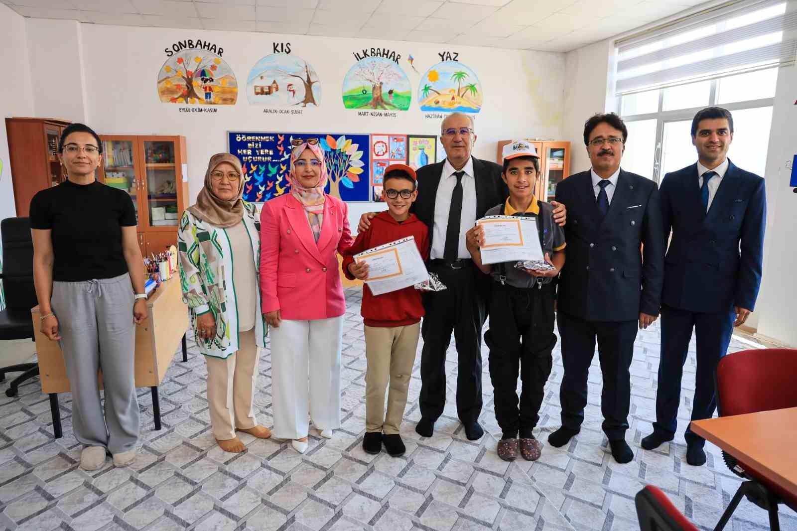 Başkan Arslan öğrencilerin karne heyecanına ortak oldu