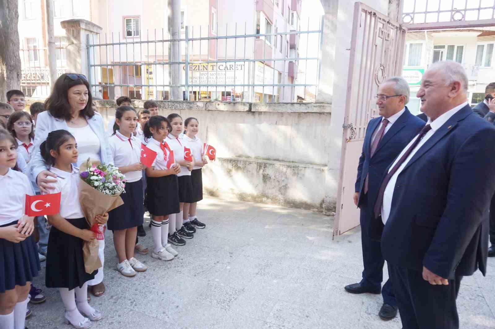 Edirne’de öğrenciler karne sevinci yaşadı