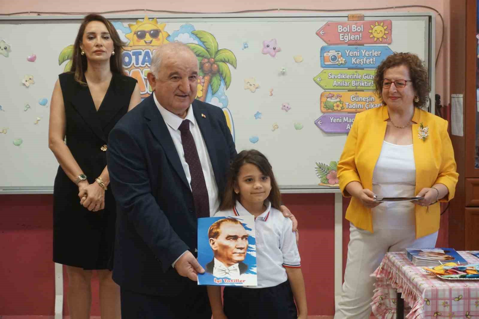 Edirne’de öğrenciler karne sevinci yaşadı