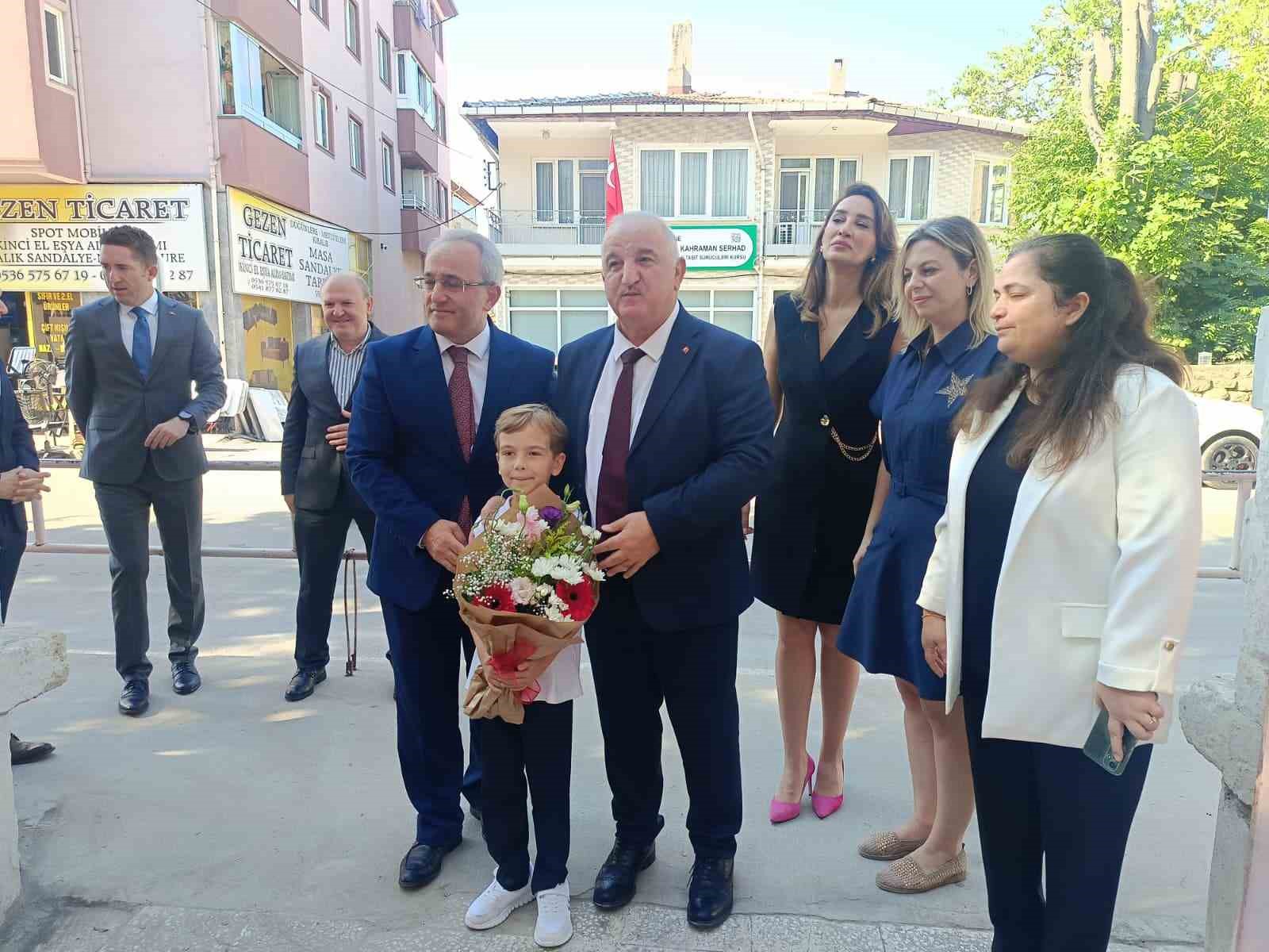 Edirne’de öğrenciler karne sevinci yaşadı