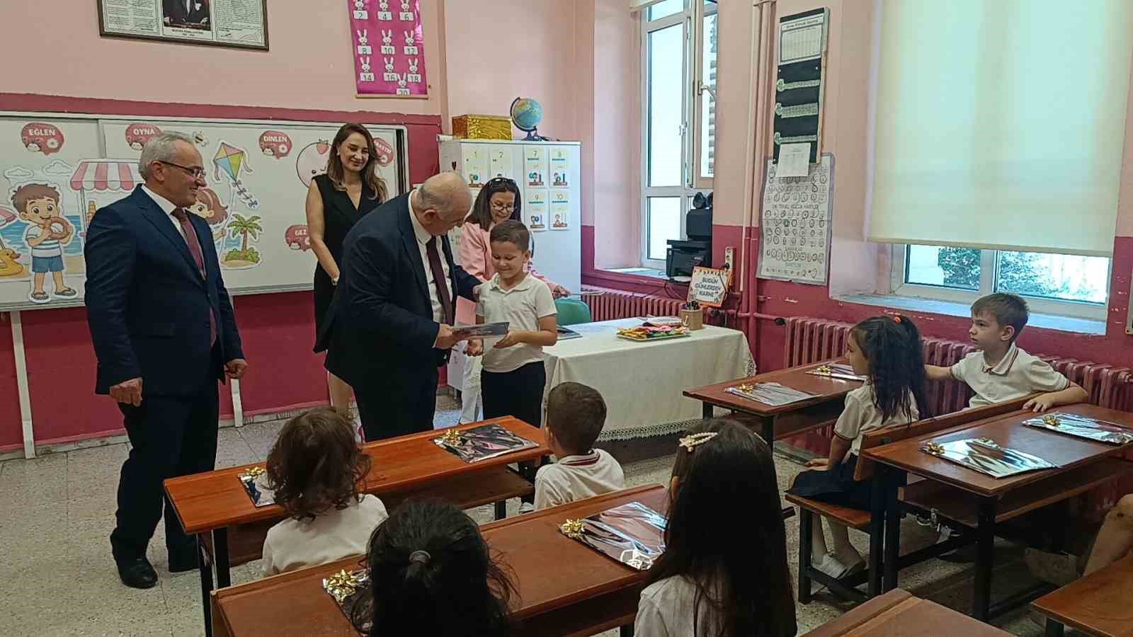 Edirne’de öğrenciler karne sevinci yaşadı