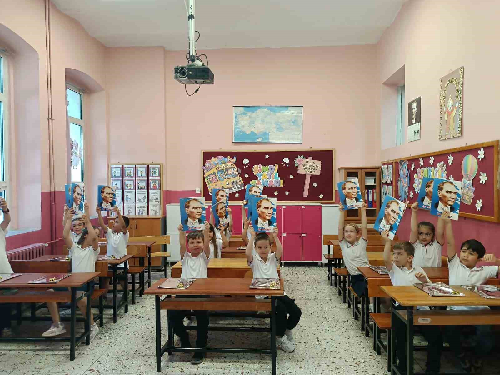 Edirne’de öğrenciler karne sevinci yaşadı