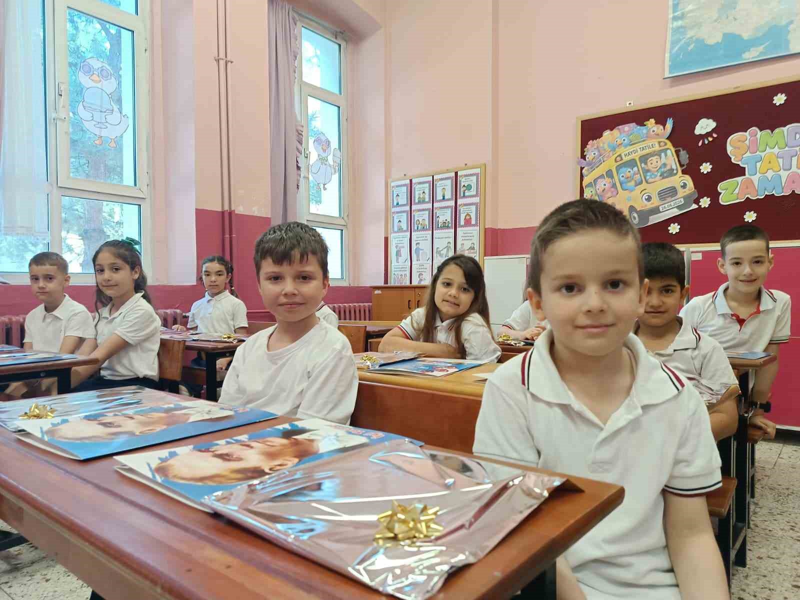 Edirne’de öğrenciler karne sevinci yaşadı