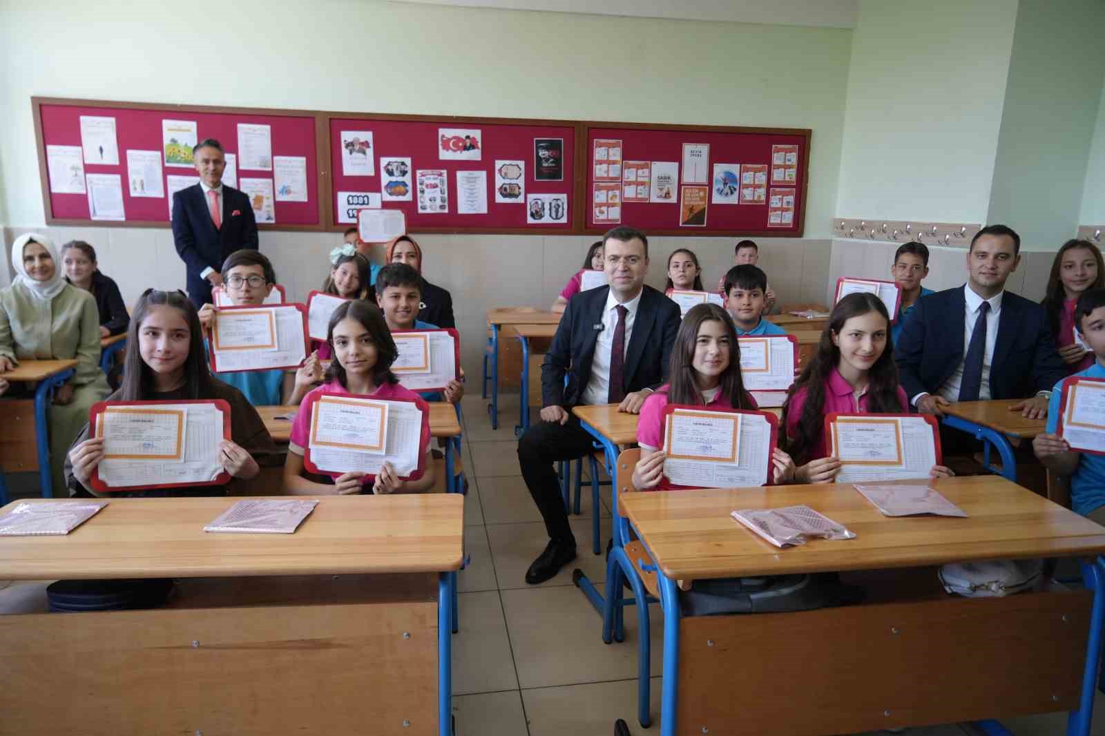 Niğde’de 67 bin 811 öğrenci karne heyecanı yaşadı
