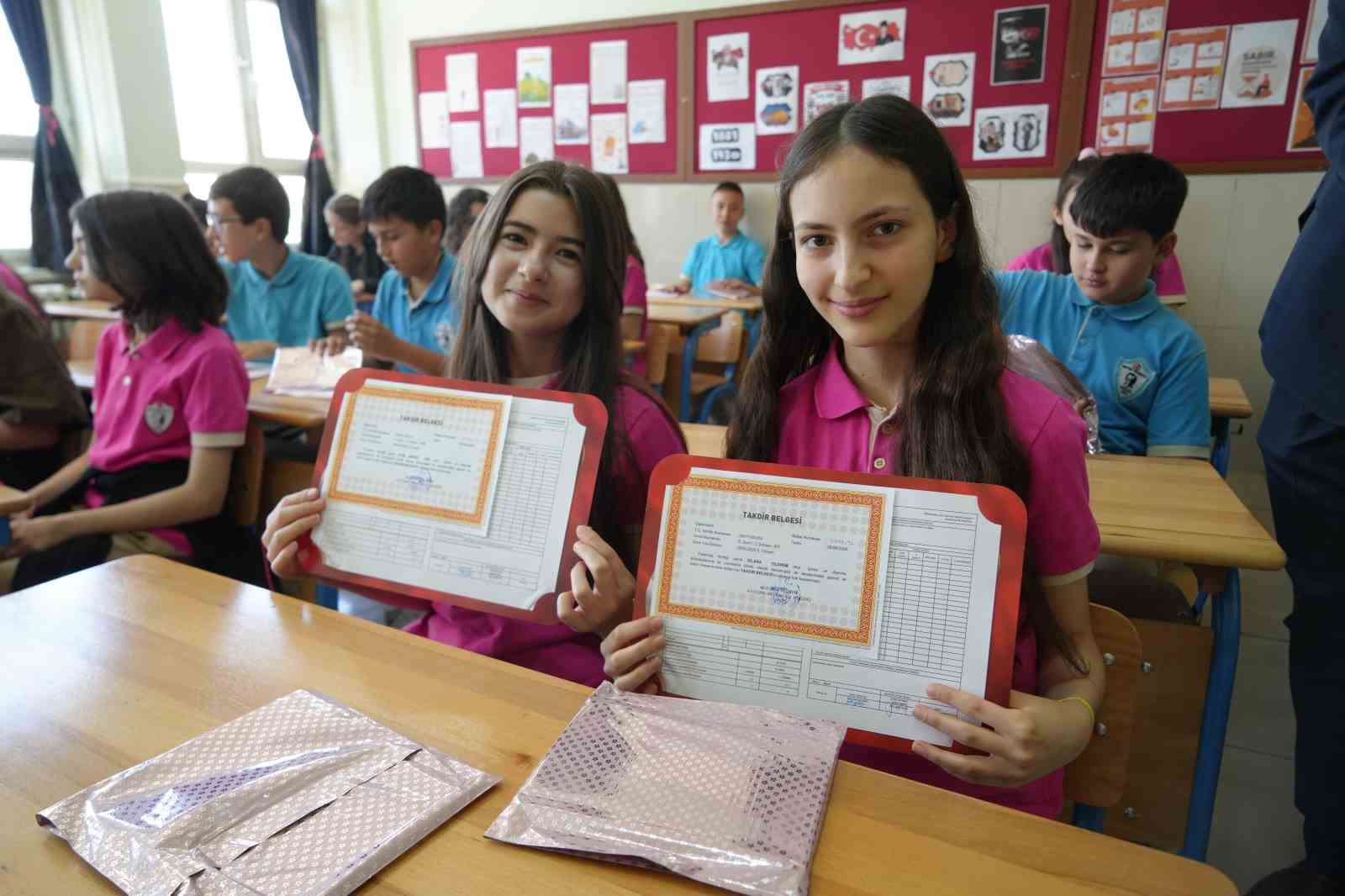 Niğde’de 67 bin 811 öğrenci karne heyecanı yaşadı