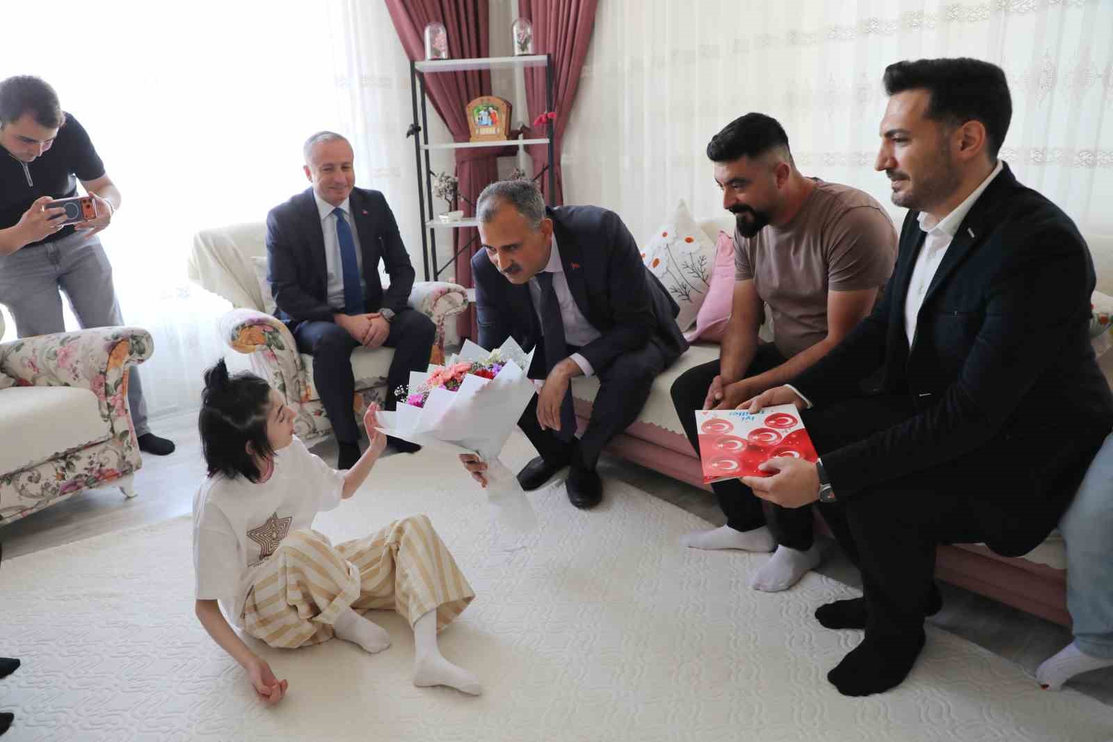 Ağrı Valisi Bozkurt, evde eğitim gören öğrencinin karne sevincine ortak oldu