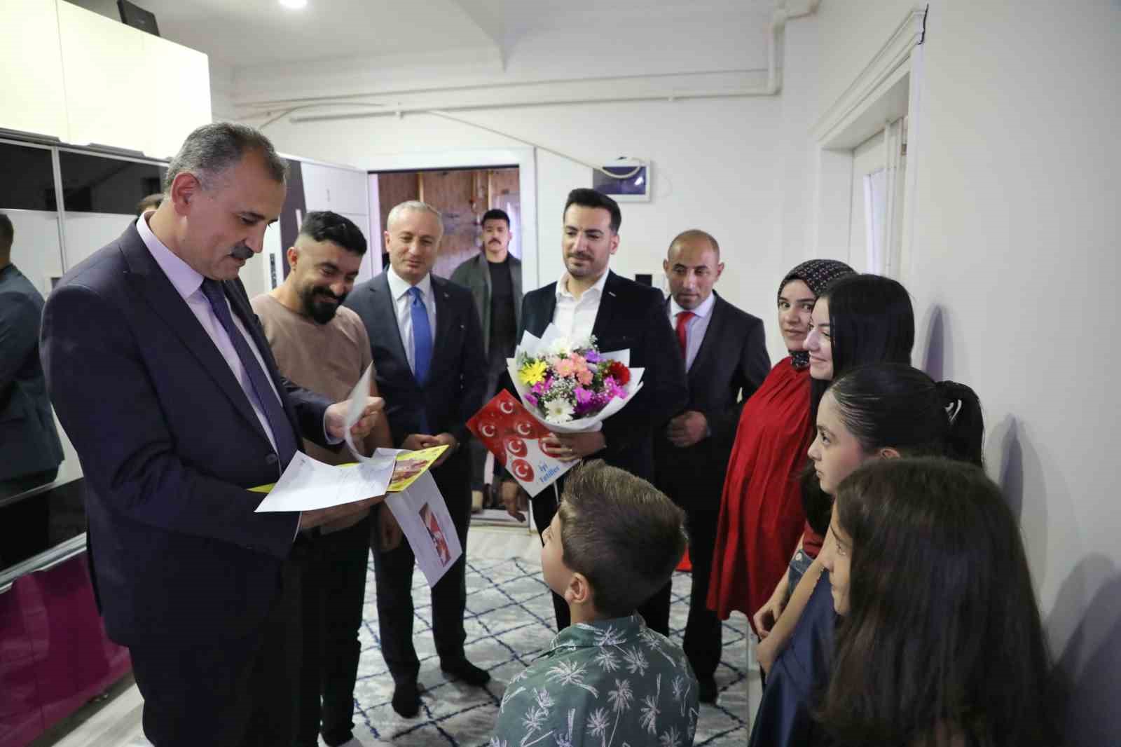 Ağrı Valisi Bozkurt, evde eğitim gören öğrencinin karne sevincine ortak oldu
