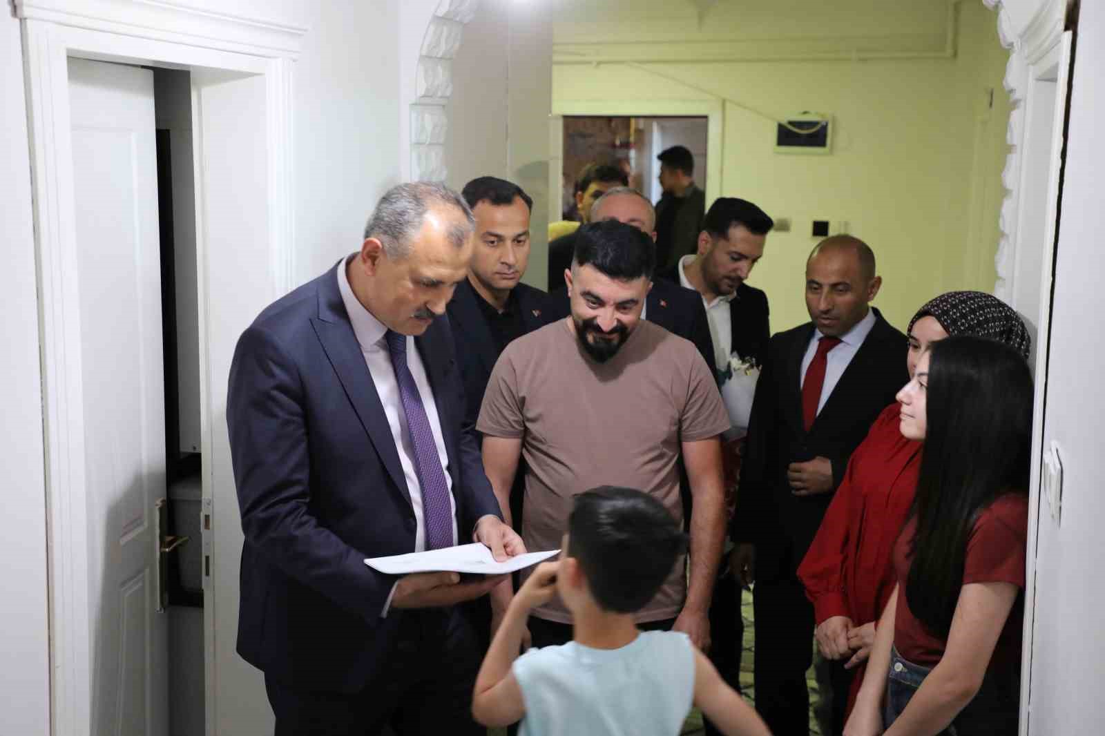 Ağrı Valisi Bozkurt, evde eğitim gören öğrencinin karne sevincine ortak oldu