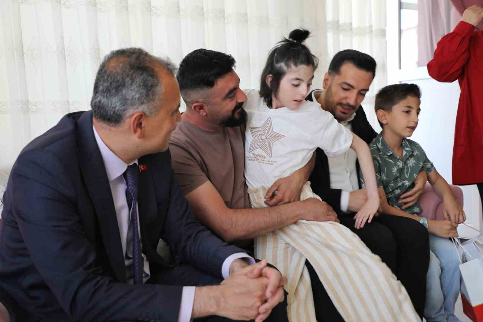 Ağrı Valisi Bozkurt, evde eğitim gören öğrencinin karne sevincine ortak oldu
