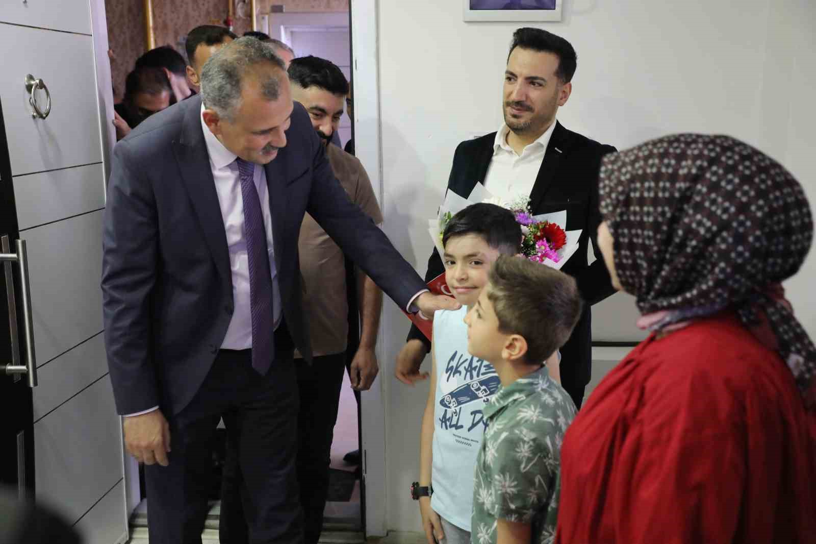 Ağrı Valisi Bozkurt, evde eğitim gören öğrencinin karne sevincine ortak oldu