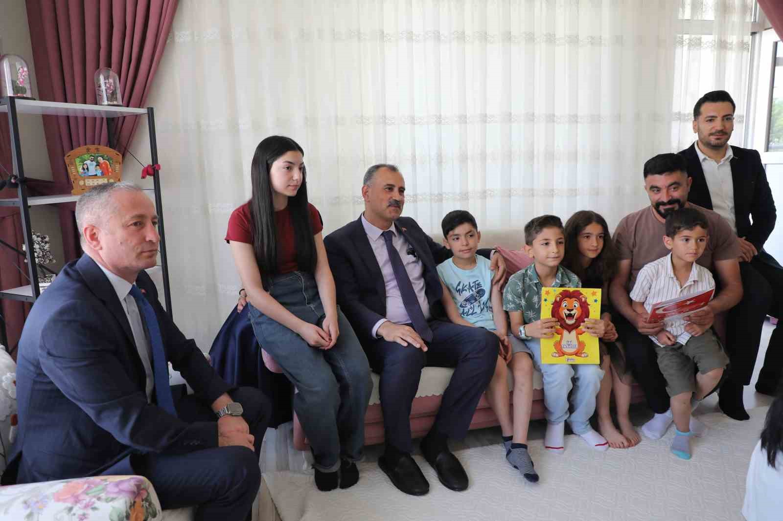 Ağrı Valisi Bozkurt, evde eğitim gören öğrencinin karne sevincine ortak oldu