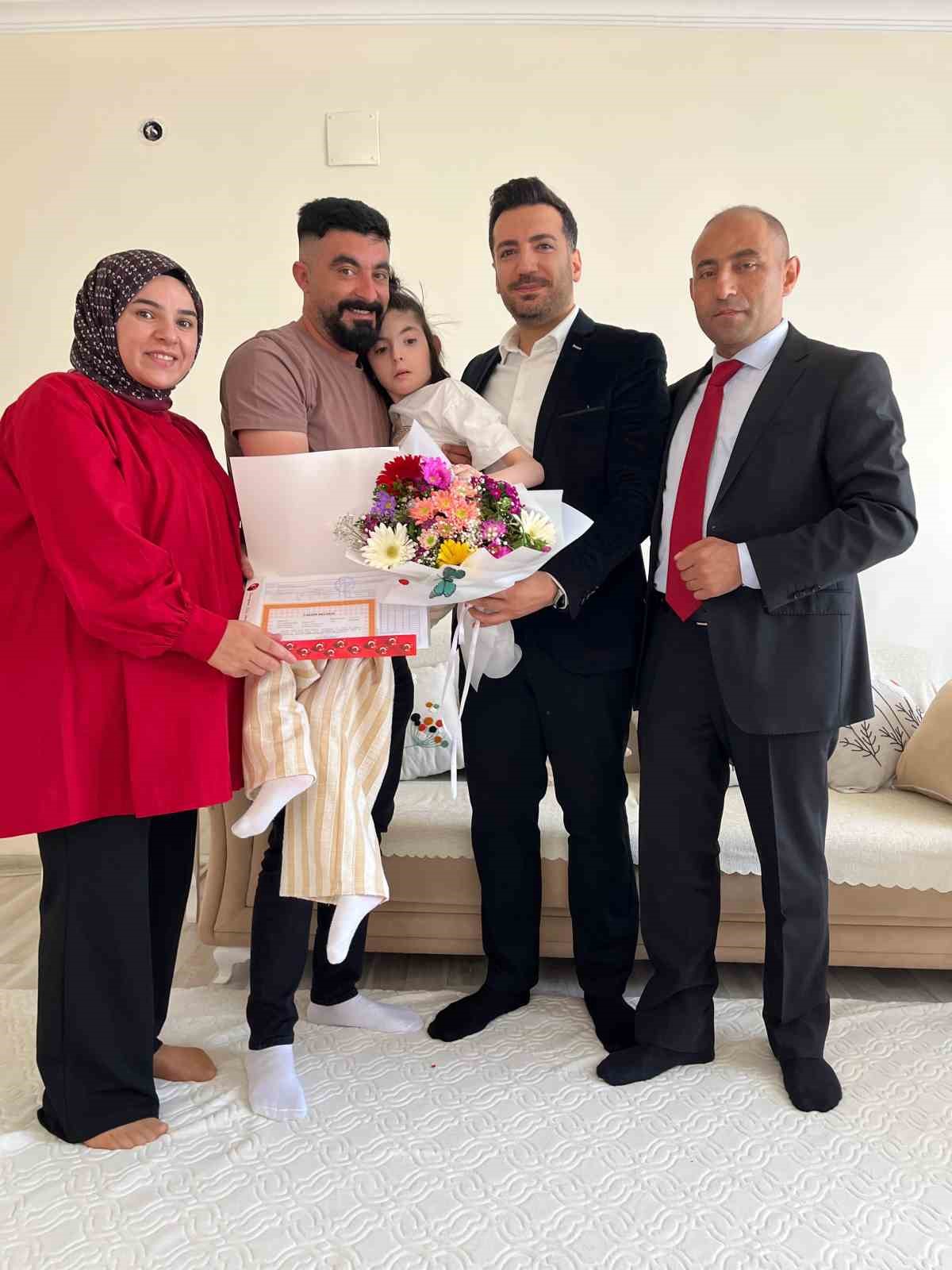 Ağrı Valisi Bozkurt, evde eğitim gören öğrencinin karne sevincine ortak oldu