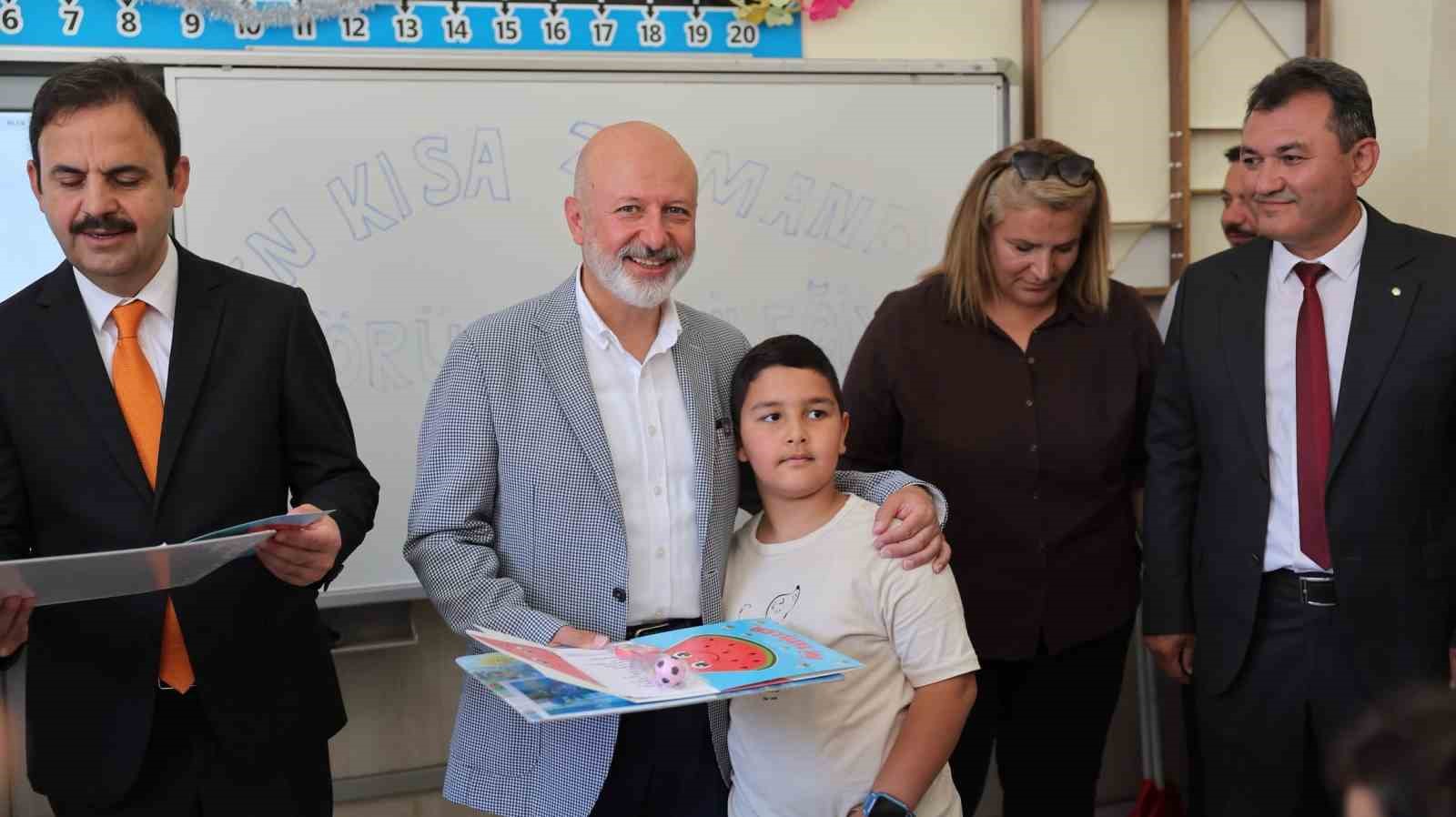Başkan Çolakbayrakdar, karne sevinci yaşayan öğrencileri tebrik etti