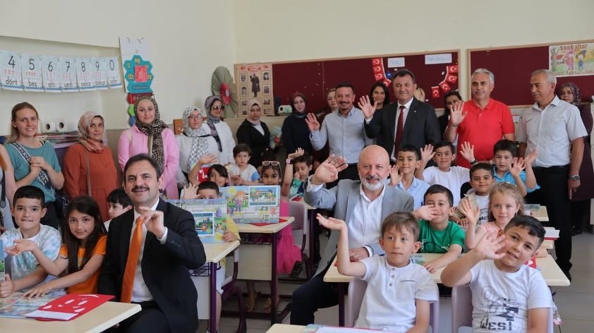 Başkan Çolakbayrakdar, karne sevinci yaşayan öğrencileri tebrik etti