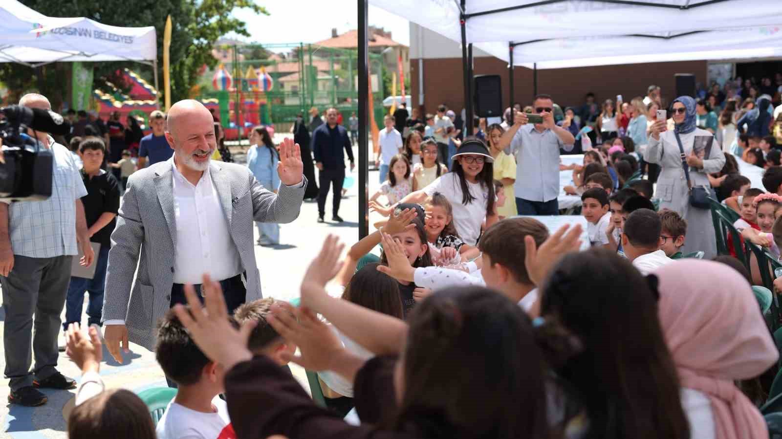 Başkan Çolakbayrakdar, karne sevinci yaşayan öğrencileri tebrik etti