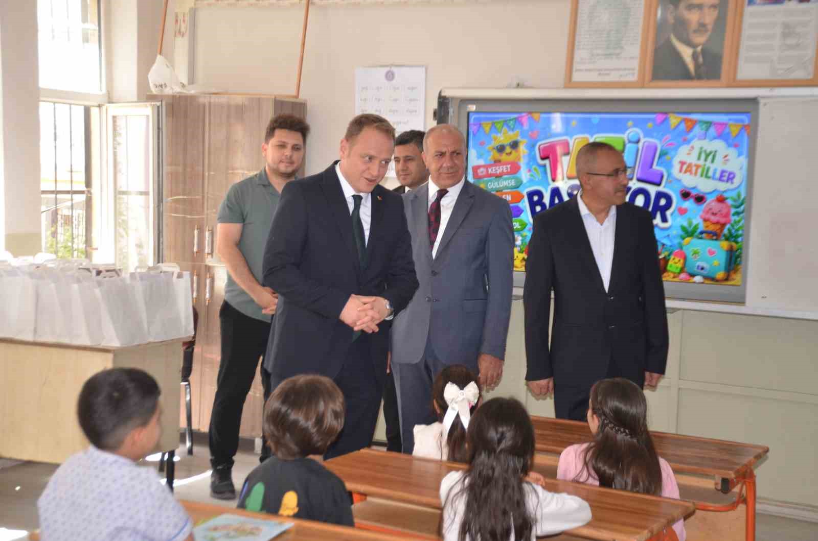 Bulanık’ta karne heyecanı: 17 bin 666 öğrenci tatile girdi