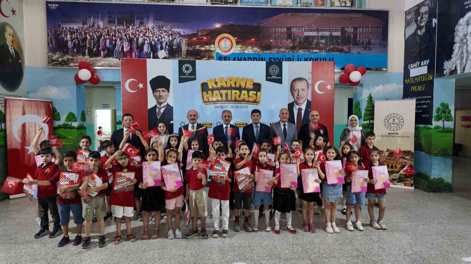 Mardin Valisi Akkoyun öğrencilerin karne sevincine ortak oldu