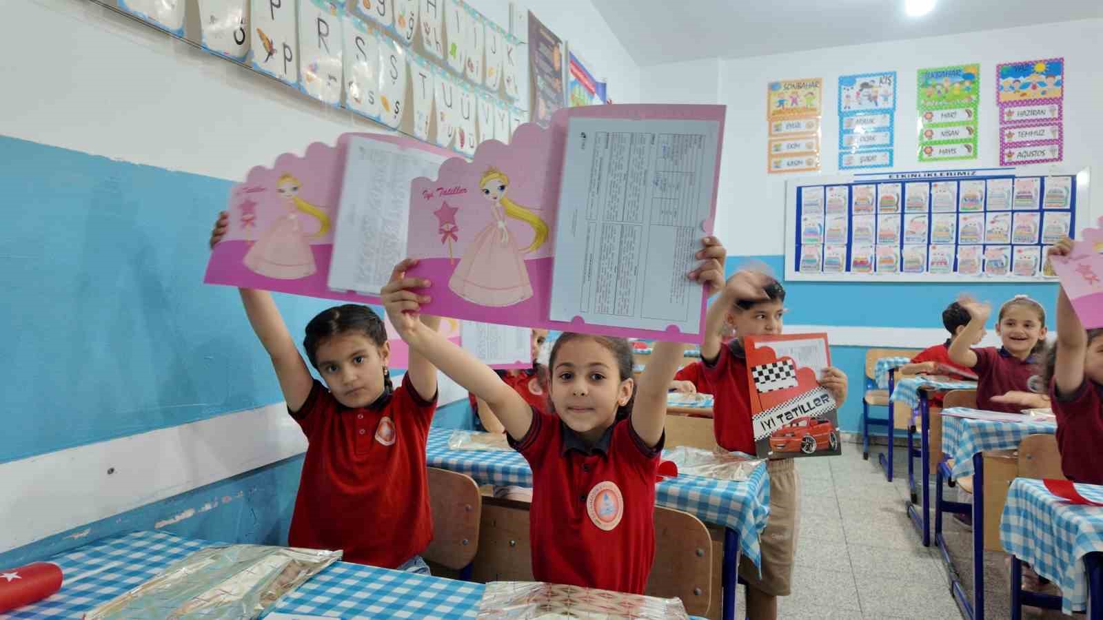 Mardin Valisi Akkoyun öğrencilerin karne sevincine ortak oldu