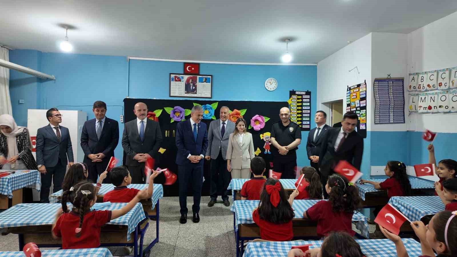 Mardin Valisi Akkoyun öğrencilerin karne sevincine ortak oldu