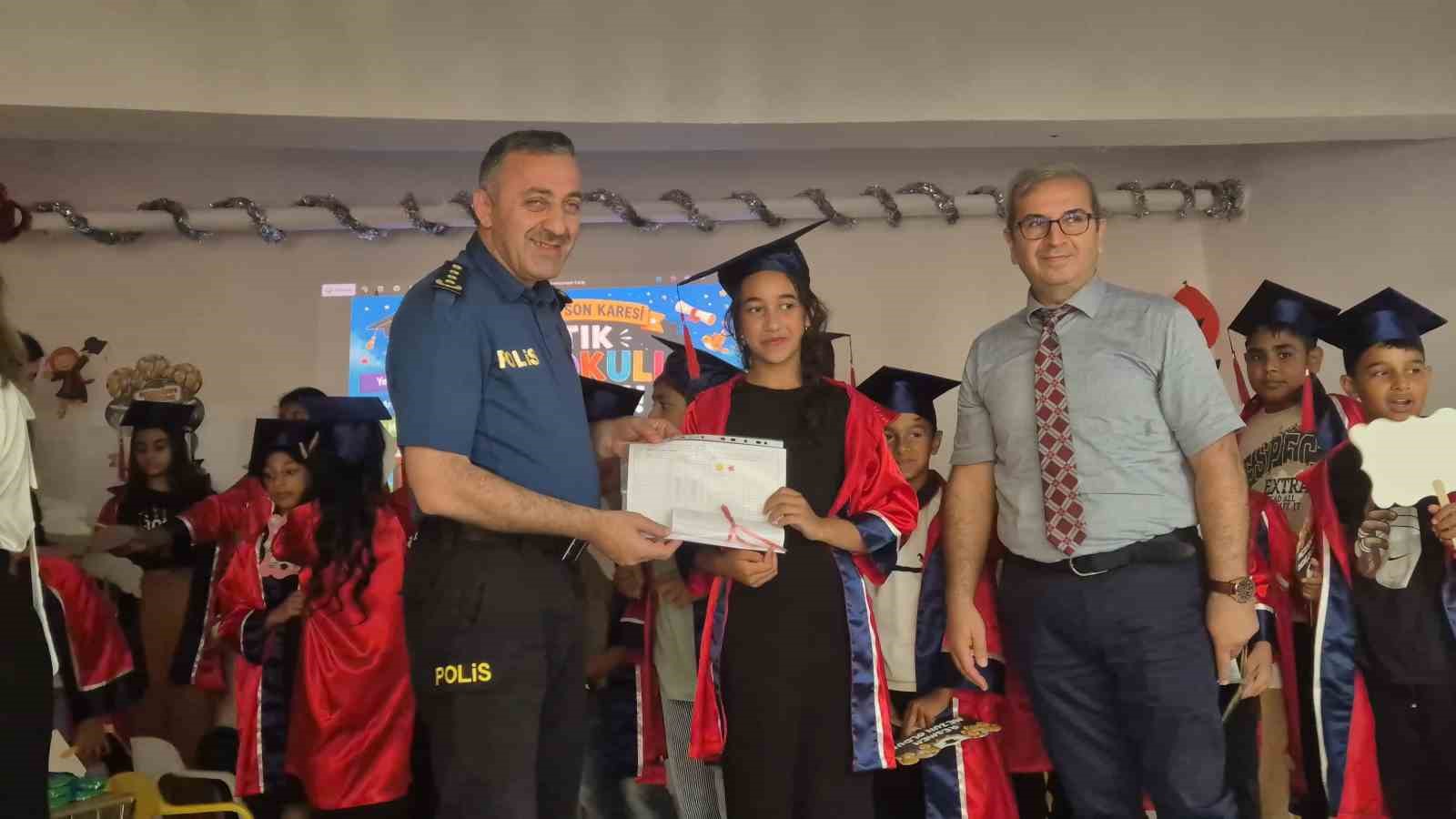 Emniyet Müdürü öğrencilerin karne sevincine ortak oldu