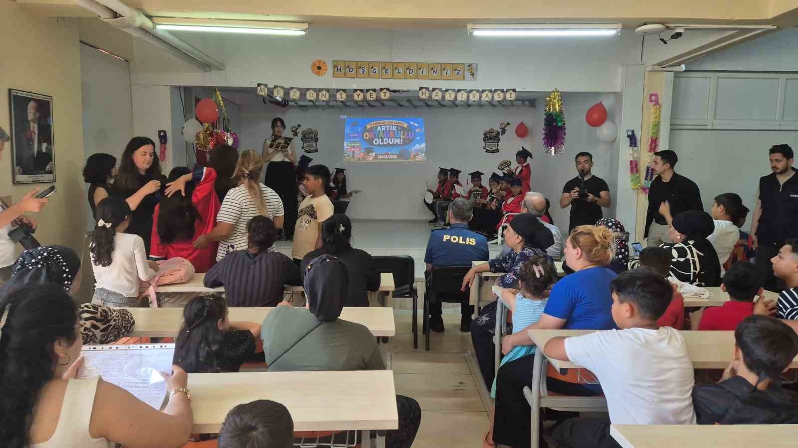 Emniyet Müdürü öğrencilerin karne sevincine ortak oldu