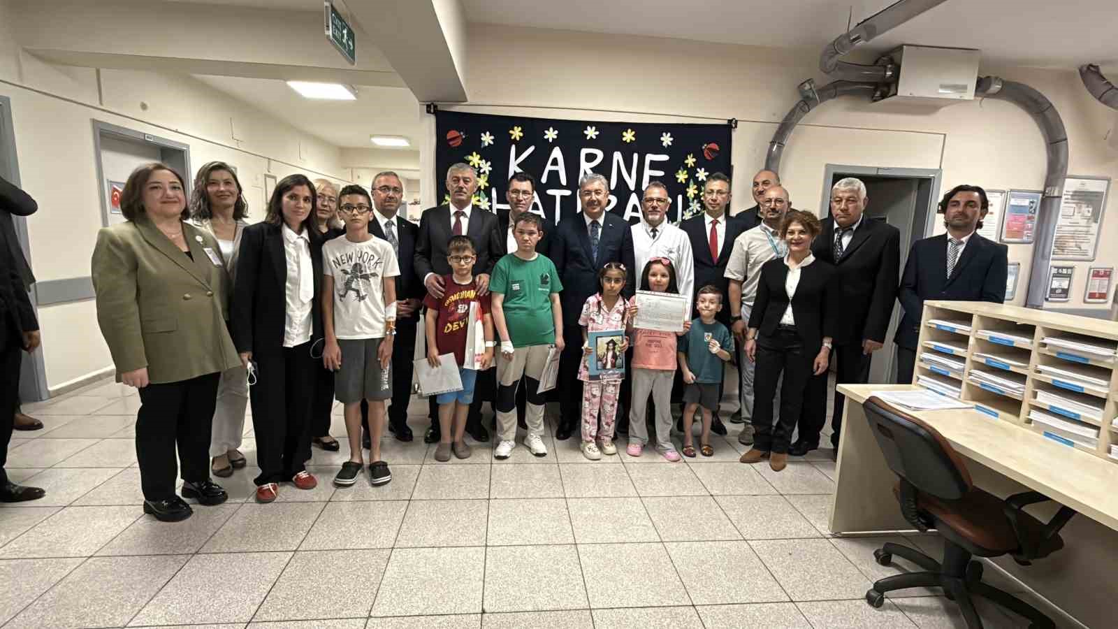 Vali Yılmaz, hastanede tedavi gören öğrencilerin karne heyecanına ortak oldu