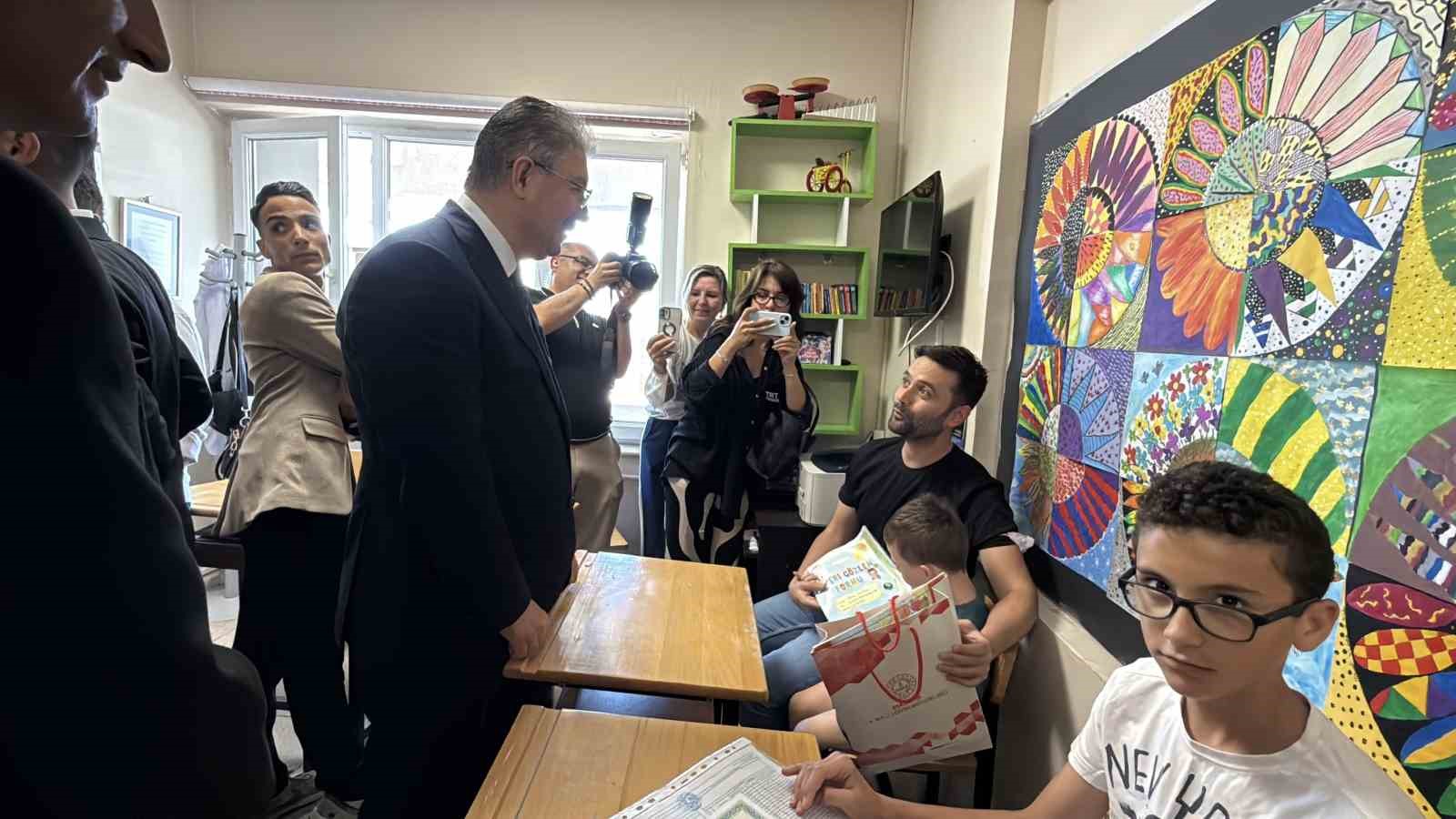 Vali Yılmaz, hastanede tedavi gören öğrencilerin karne heyecanına ortak oldu