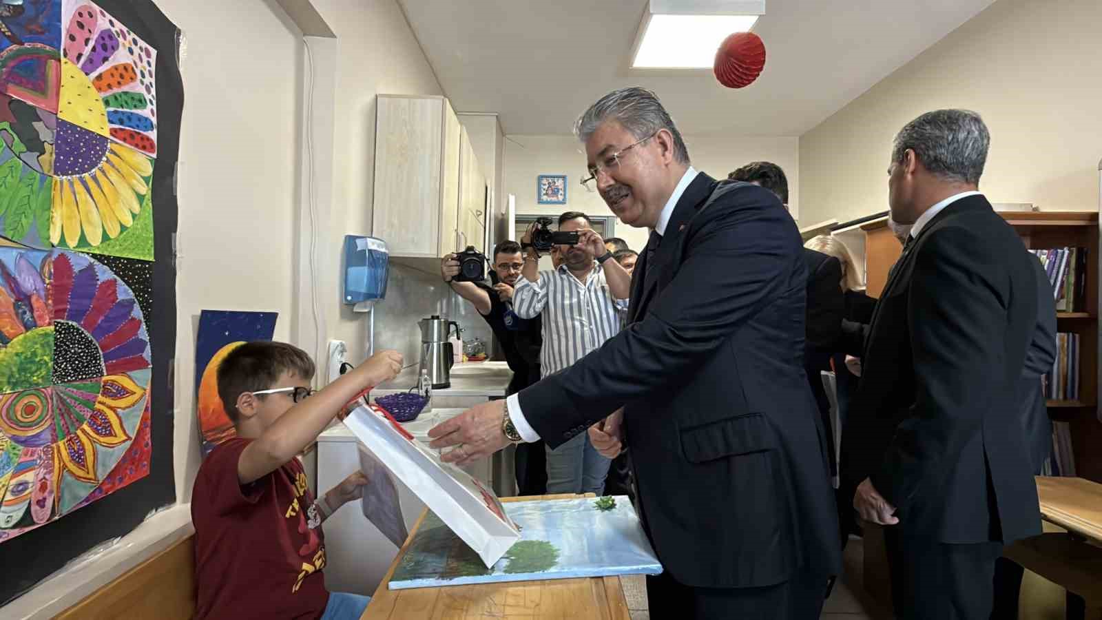 Vali Yılmaz, hastanede tedavi gören öğrencilerin karne heyecanına ortak oldu