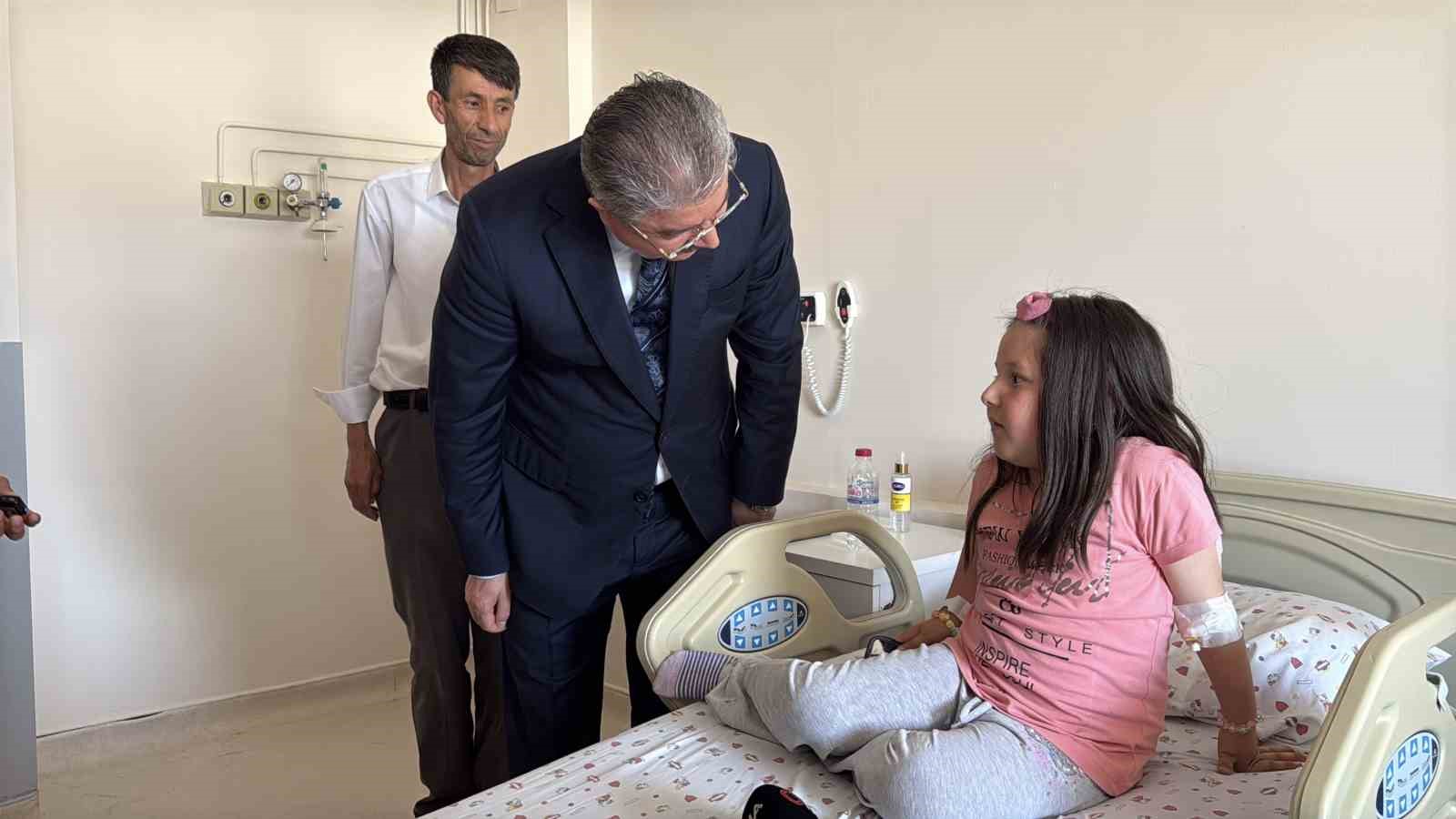 Vali Yılmaz, hastanede tedavi gören öğrencilerin karne heyecanına ortak oldu