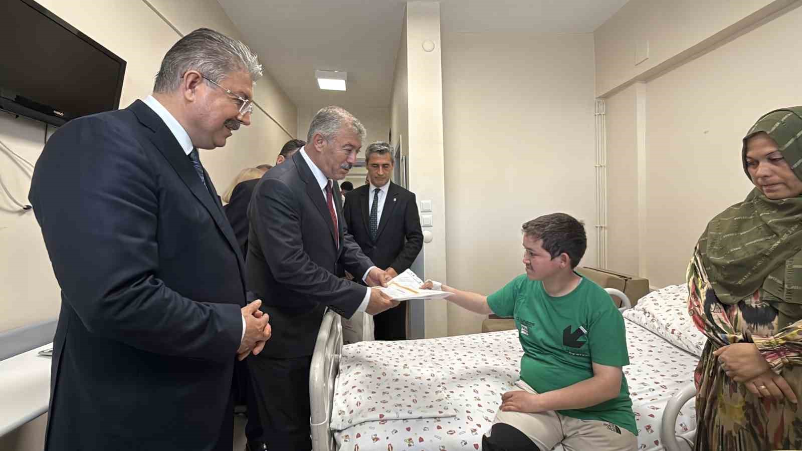 Vali Yılmaz, hastanede tedavi gören öğrencilerin karne heyecanına ortak oldu