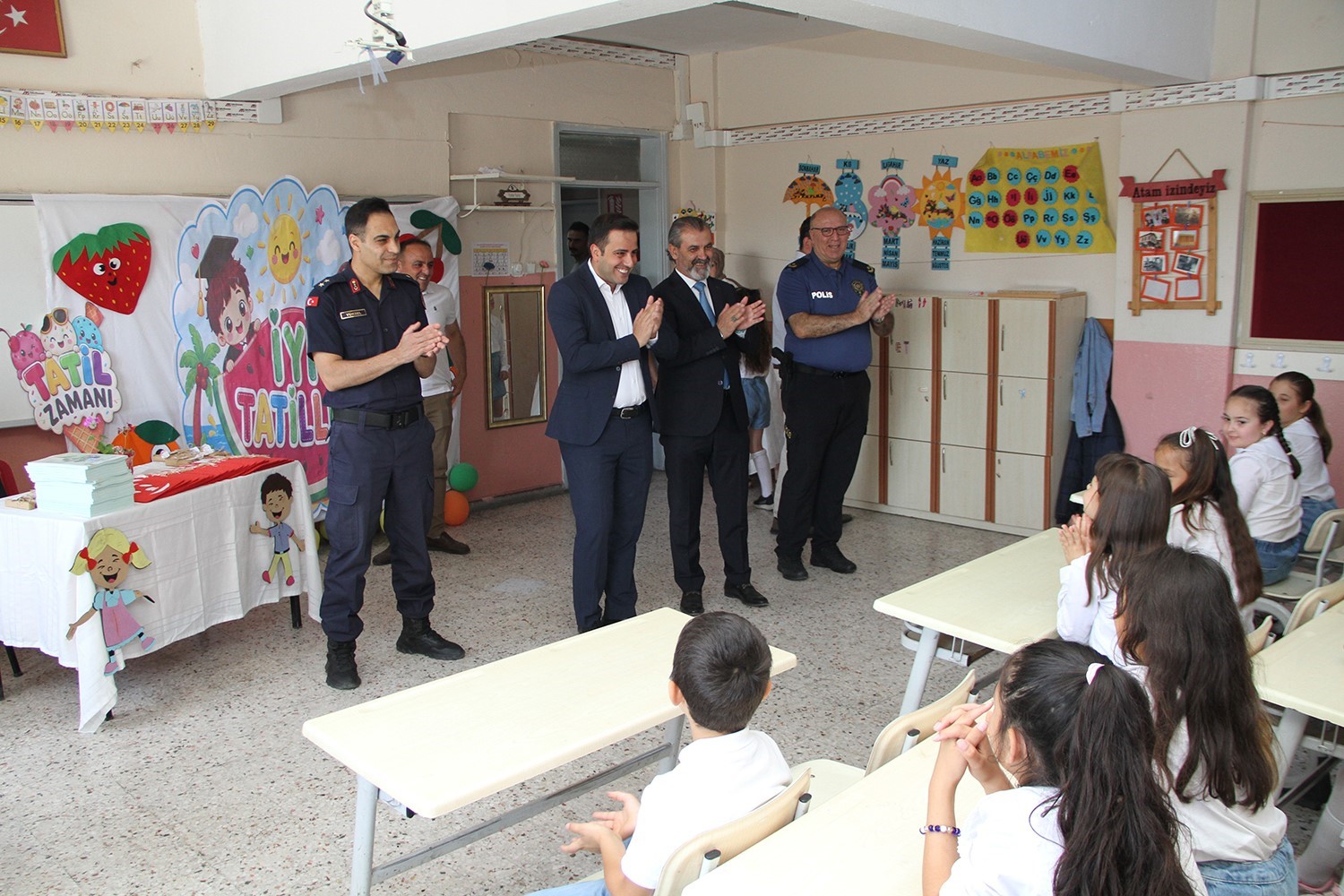 Kula’da 5 bin 557 öğrenci karne heyecanı yaşadı