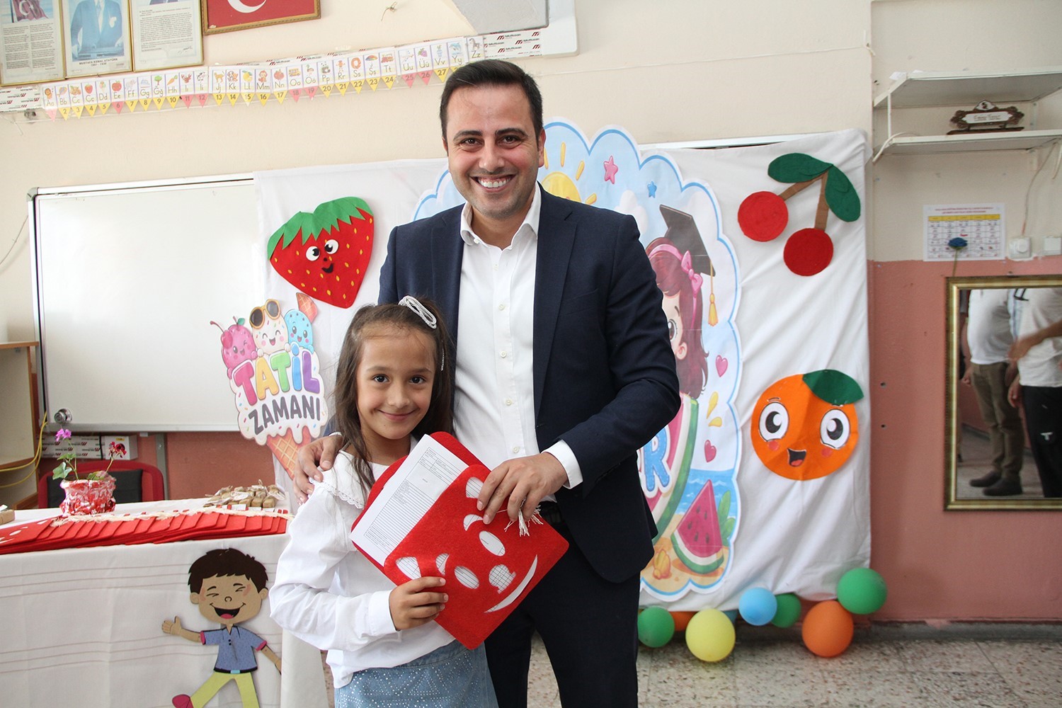 Kula’da 5 bin 557 öğrenci karne heyecanı yaşadı