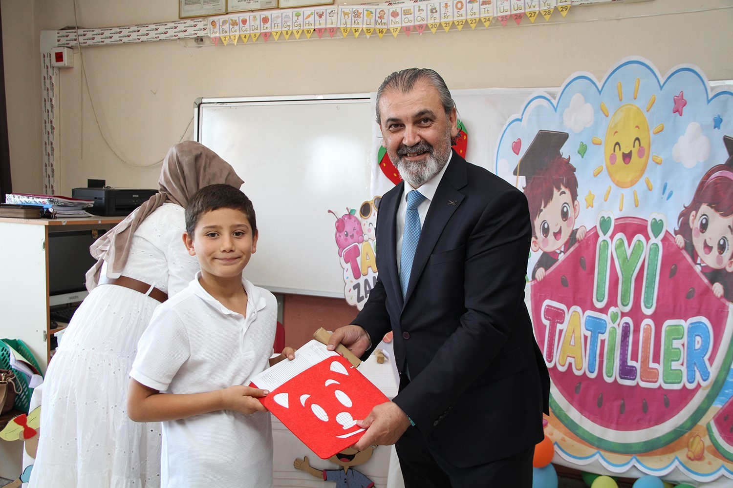 Kula’da 5 bin 557 öğrenci karne heyecanı yaşadı