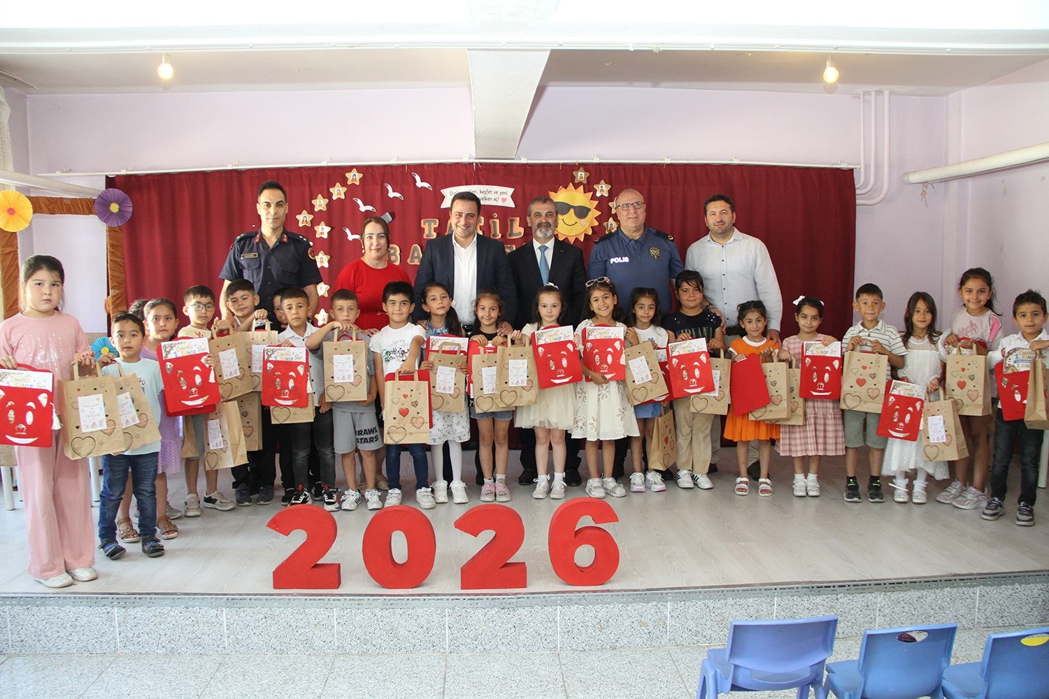 Kula’da 5 bin 557 öğrenci karne heyecanı yaşadı