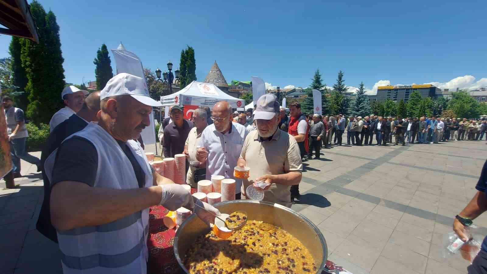 Aşure dağıtımında yoğunluk