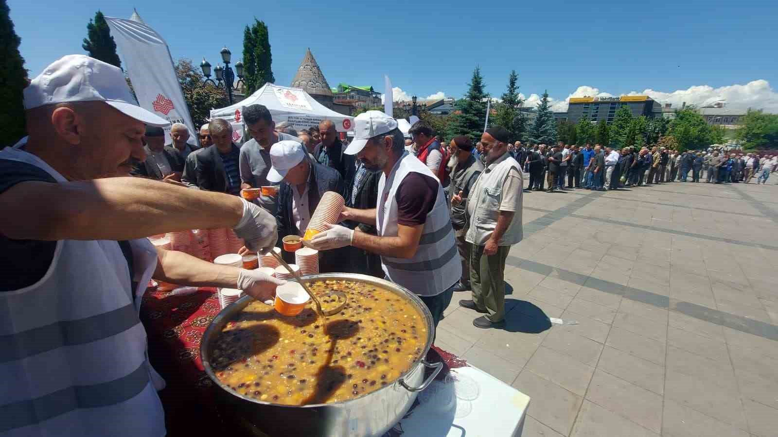 Aşure dağıtımında yoğunluk