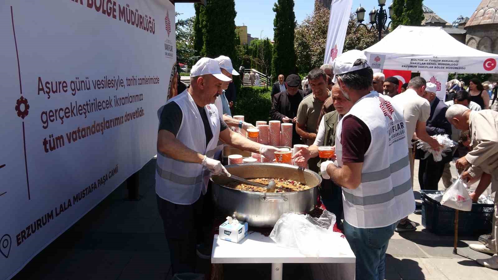 Aşure dağıtımında yoğunluk