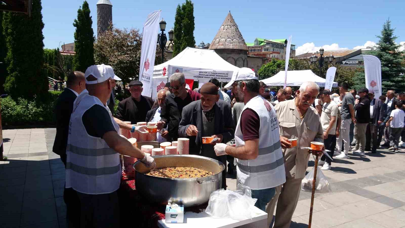 Aşure dağıtımında yoğunluk