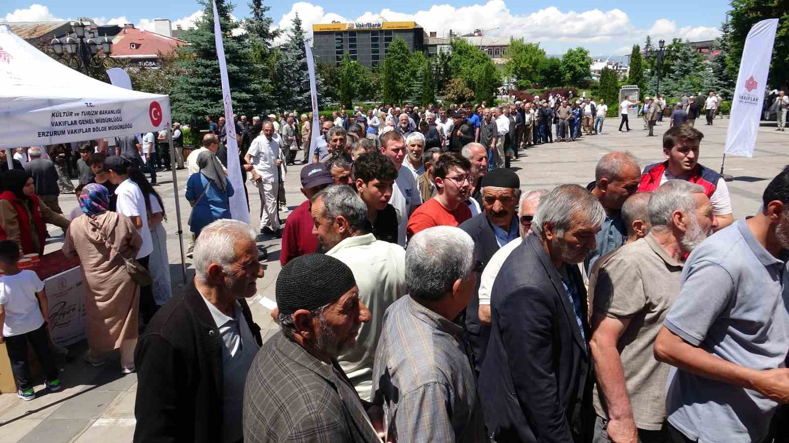 Aşure dağıtımında yoğunluk