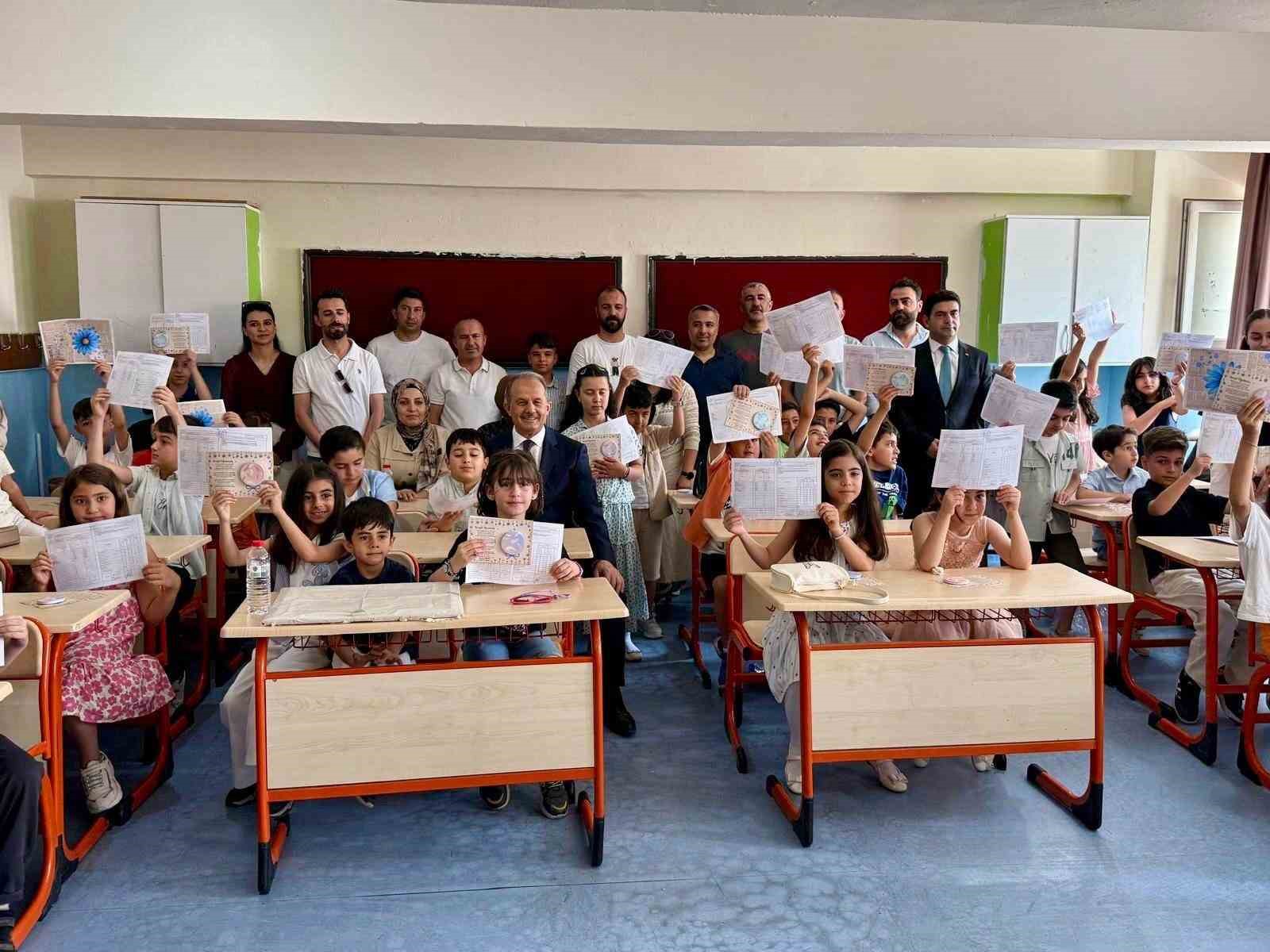 Hakkari’de 69 bin 17 öğrenci karne sevinci yaşadı