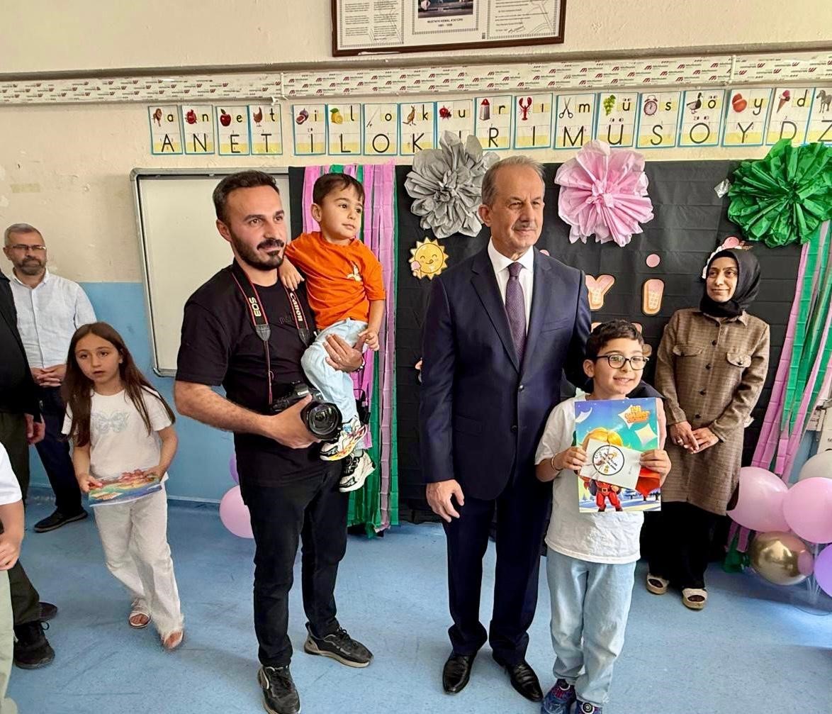 Hakkari’de 69 bin 17 öğrenci karne sevinci yaşadı