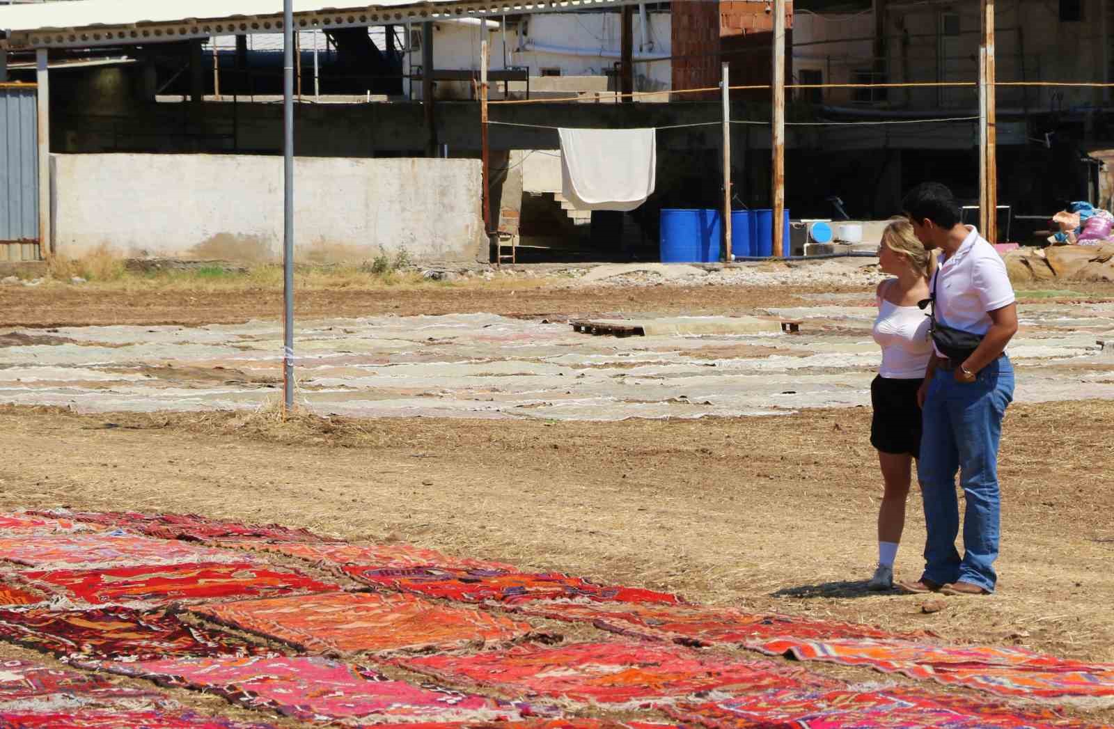 Yüzlerce yıllık halılar buğday tarlalarını renk cümbüşüne çevirdi