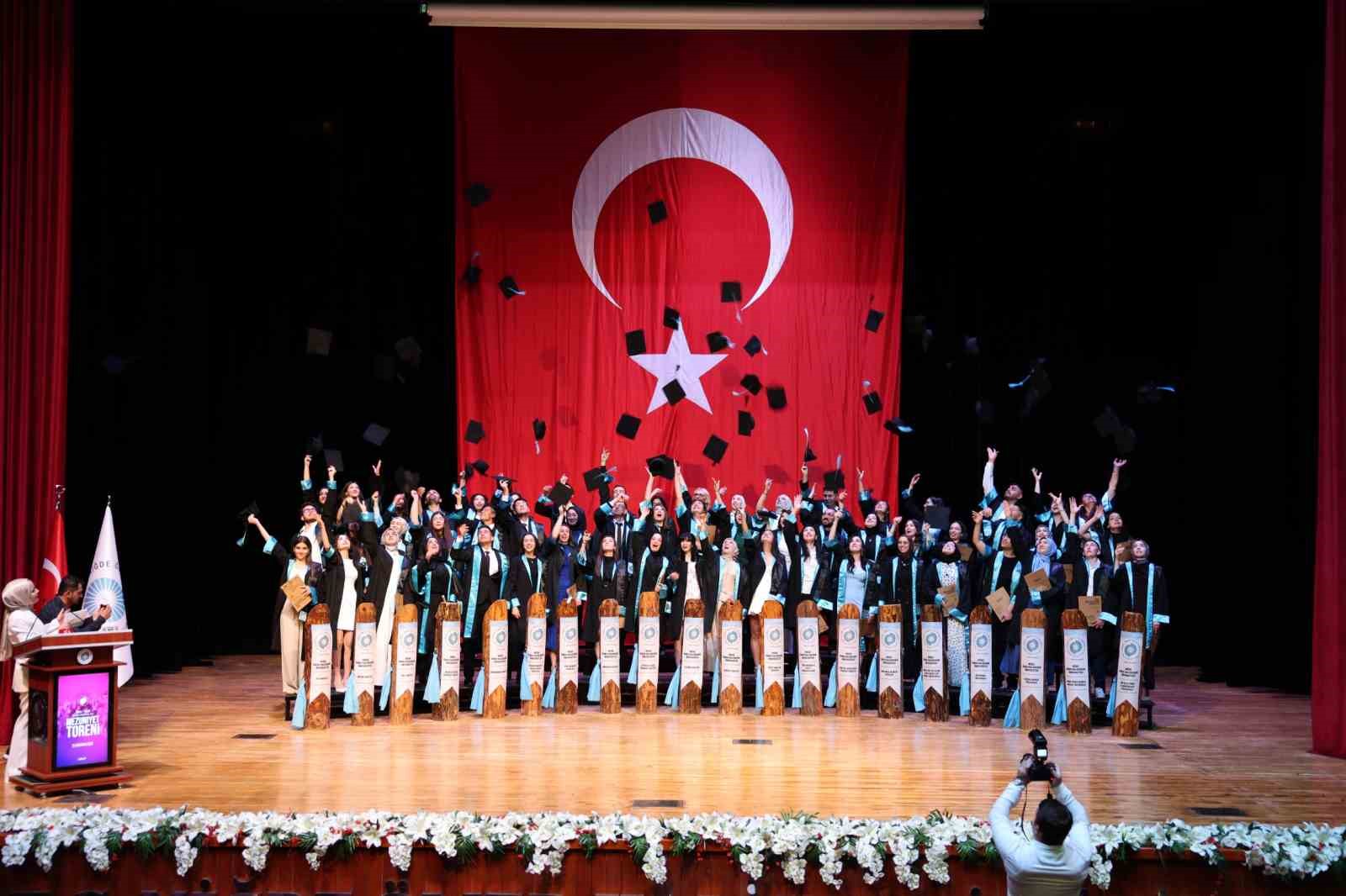 NÖHÜ’de mezuniyet sevinci
