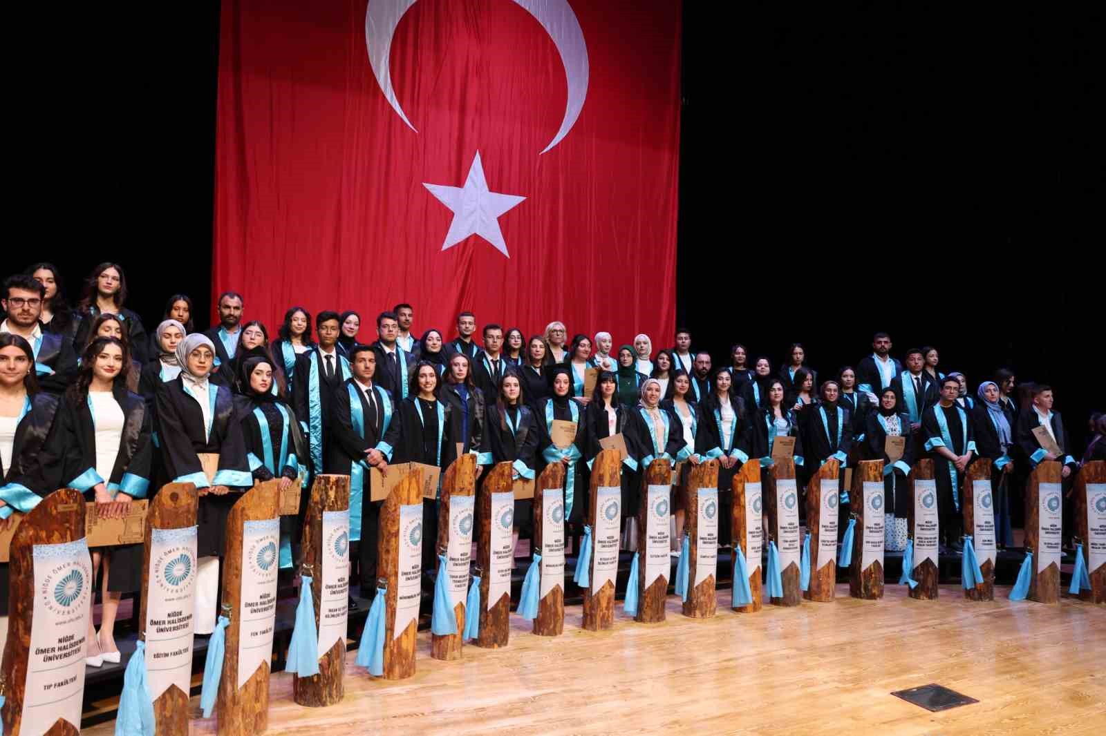 NÖHÜ’de mezuniyet sevinci