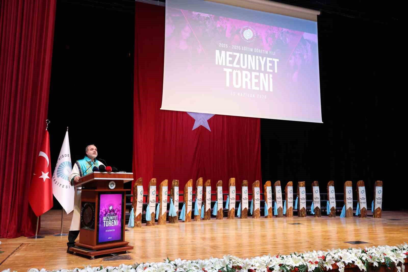 NÖHÜ’de mezuniyet sevinci