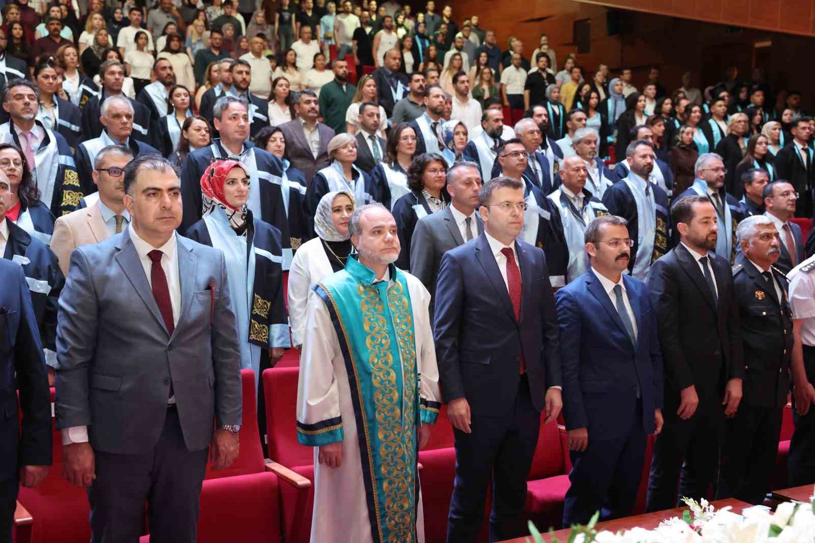 NÖHÜ’de mezuniyet sevinci