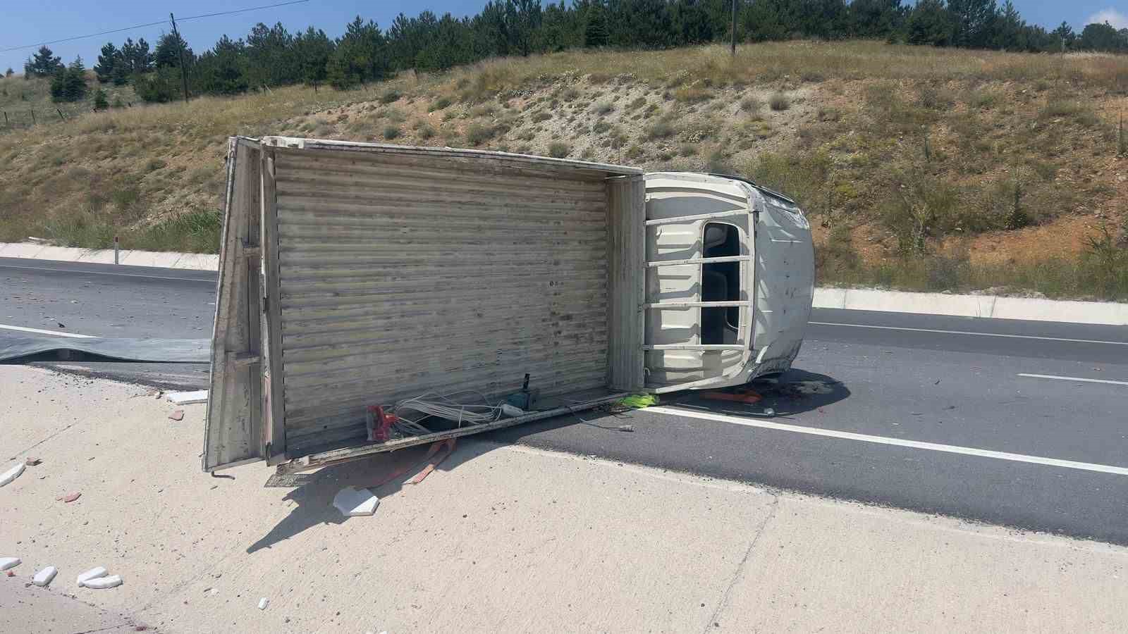 Tuğla yüklü kamyonet devrildi: 4 yaralı