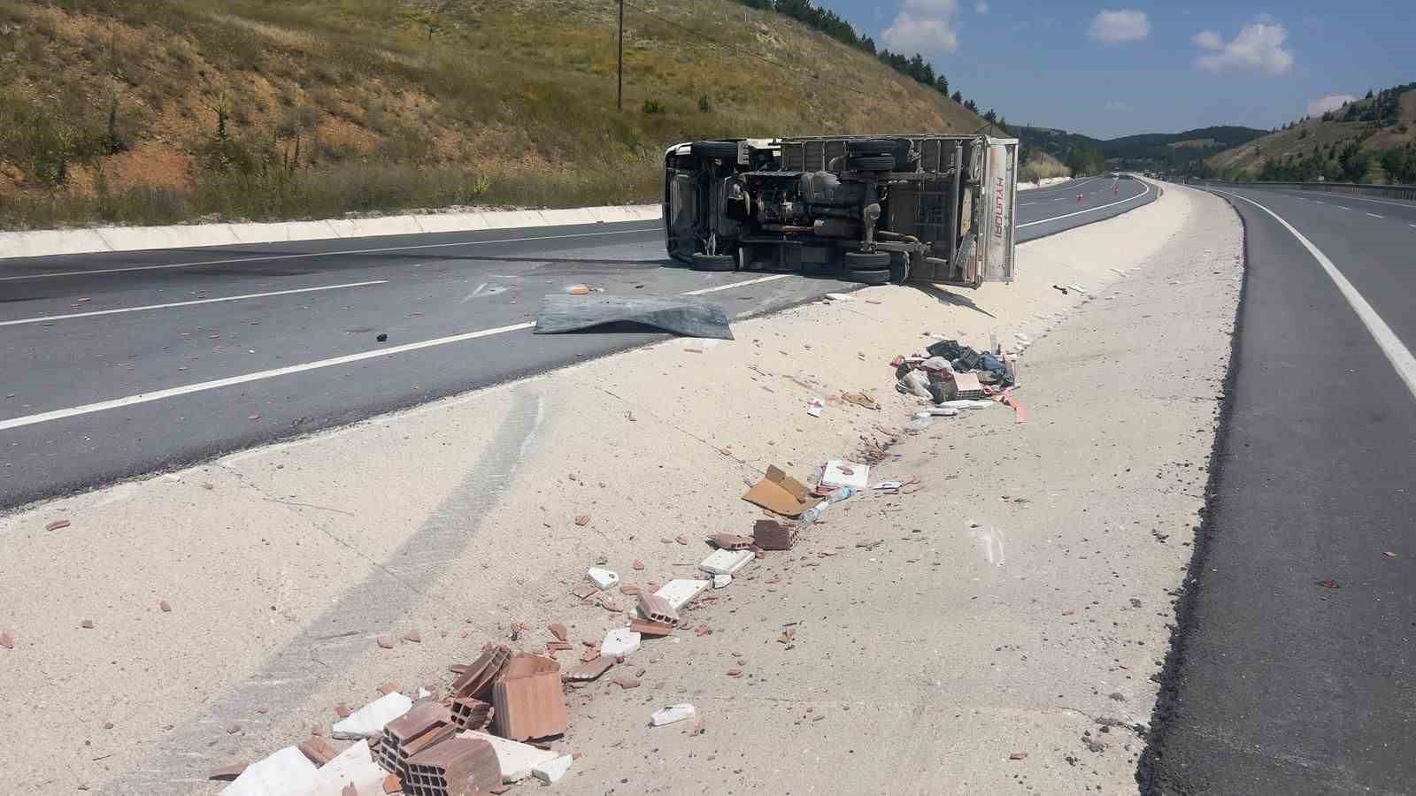 Tuğla yüklü kamyonet devrildi: 4 yaralı