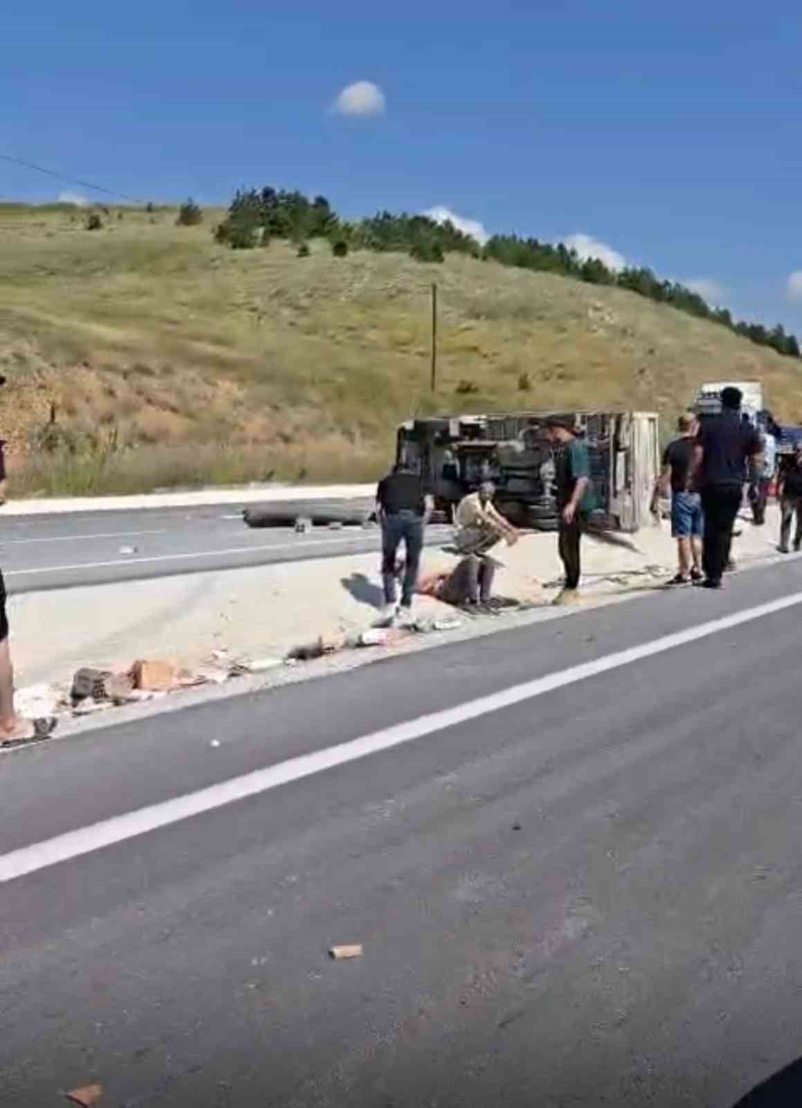 Tuğla yüklü kamyonet devrildi: 4 yaralı